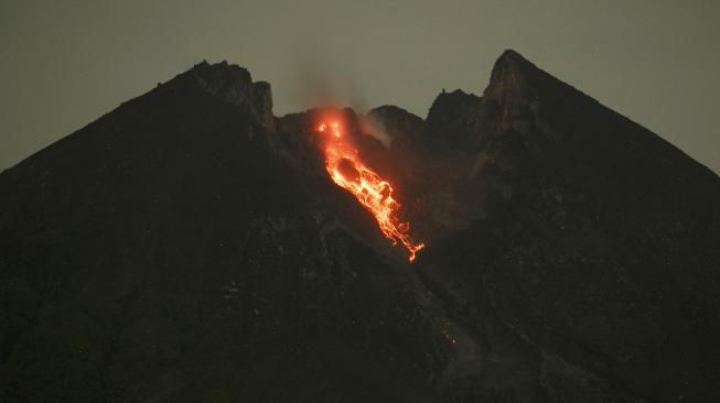 Luncuran lava pijar terlihat dari bukit Klangon, Cangkringan, Sleman, DI Yogyakarta, Kamis (7/2) malam. [ANTARA FOTO/Hendra Nurdiyansyah]