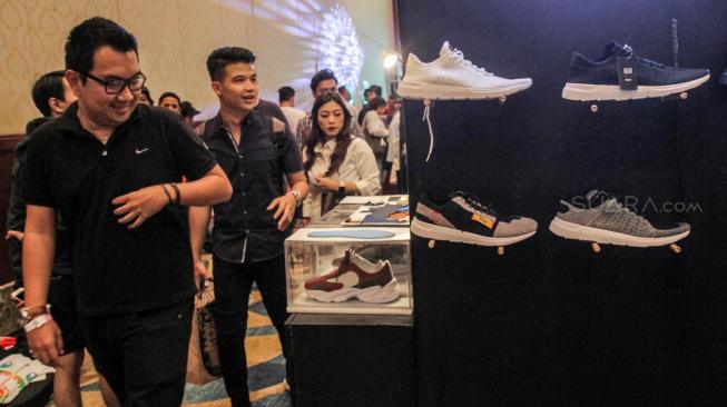 Pengunjung melihat berbagai macam sepatu yang ditawarkan dalam acara Jakarta Sneakers Day 2019 di The Hall Senayan City, Jakarta, Jumat (8/2). [Suara.com/Fakhri Hermansyah]