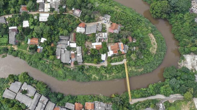 Foto udara aliran Sungai Ciliwung di kawasan Gedong, Pasar Rebo, Jakarta, Kamis (7/2). [ANTARA FOTO/Hafidz Mubarak]