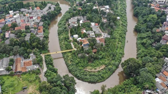 Foto udara aliran Sungai Ciliwung di kawasan Gedong, Pasar Rebo, Jakarta, Kamis (7/2). [ANTARA FOTO/Hafidz Mubarak]