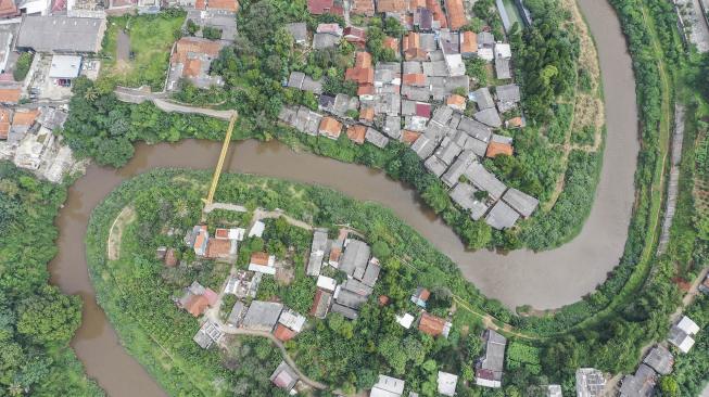 Foto udara aliran Sungai Ciliwung di kawasan Gedong, Pasar Rebo, Jakarta, Kamis (7/2). [ANTARA FOTO/Hafidz Mubarak]