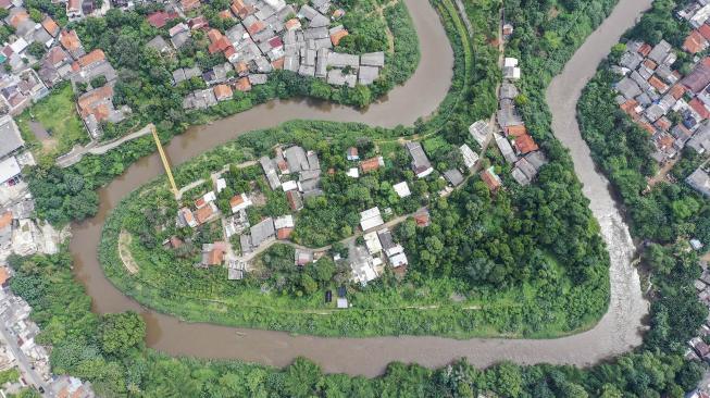 Foto udara aliran Sungai Ciliwung di kawasan Gedong, Pasar Rebo, Jakarta, Kamis (7/2). [ANTARA FOTO/Hafidz Mubarak]