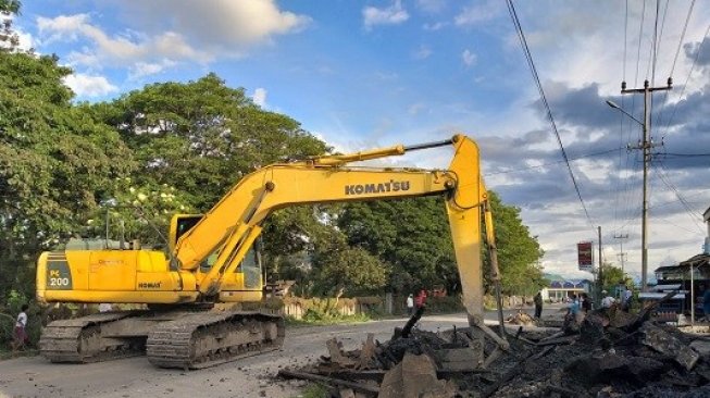 Sisa Galian Parit di Jalan Hom-hom Menyulitkan Warga Wamena Melintas