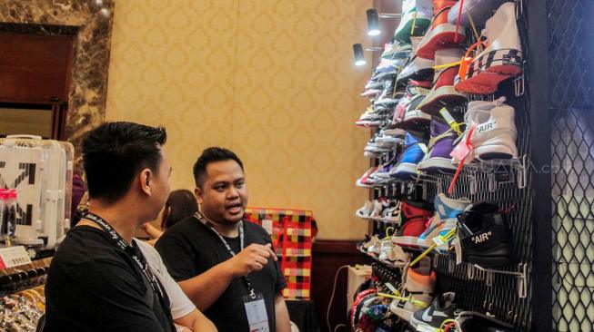 Pengunjung melihat berbagai macam sepatu yang ditawarkan dalam acara Jakarta Sneaker Day 2019 di The Hall Senayan City, Jakarta, Jumat (8/2). [Suara.com/Fakhri Hermansyah]