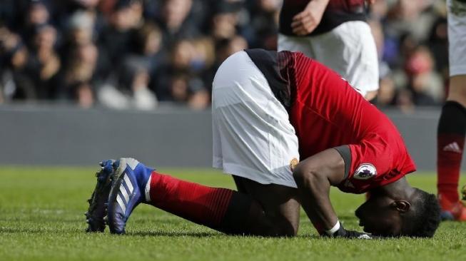 Gelandang Manchester United asal Prancis Paul Pogba melakukan sujud syukur setelah mencetak gol ke gawang Fulham dari titik penalti dalam lanjutan Liga Inggris di Craven Cottage, London. Ian KINGTON / AFP