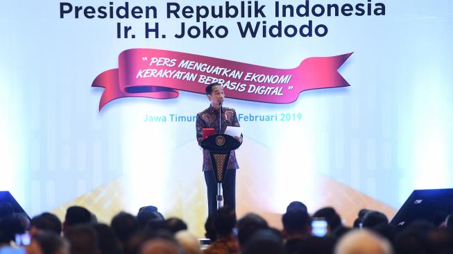 Presiden Joko Widodo memberikan sambutan saat puncak perayaan Hari Pers Nasional (HPN) di Surabaya, Jawa Timur, Sabtu (9/2). [ANTARA FOTO/Zabur Karuru]