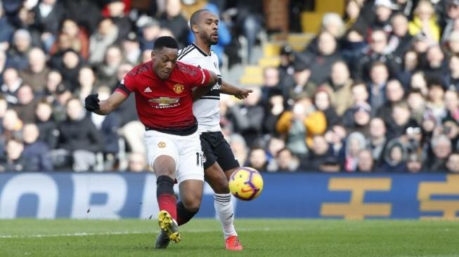 Striker Manchester United Anthony Martial melepaskan tembakan untuk mencetak gol kedua timnya ke gawang Fulham dalam lanjutan Liga Inggris di Craven Cottage, London. Ian KINGTON / AFP