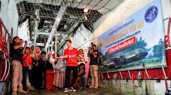 Mantan pebulu tangkis Liliyana Natsir (tengah) bermain bulu tangkis di dalam pesawat Hercules C-130 milik TNI AU saat berada di ketinggian 17,500 kaki di wilayah udara Jakarta, Sabtu (9/2/2019).  ANTARA FOTO/Humas PP PBSI-Widya Amelia.