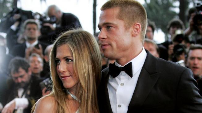 Brad Pitt dan Jennifer Aniston pada 2004 lalu. (FRANCOIS GUILLOT / AFP)
