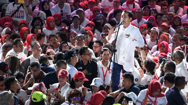 Calon Presiden nomor urut 01 Joko Widodo menyampaikan pidato saat menghadiri deklarasi dukungan dari alumni SMA se-Jakarta di Istora Senayan, Jakarta, Minggu (10/2). ANTARA FOTO/Hafidz Mubarak A