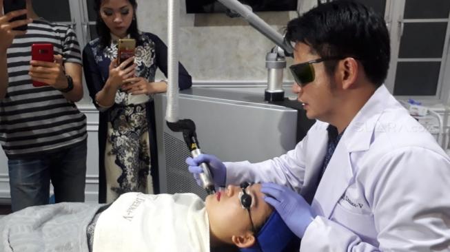 Natasha Wilona melakukan perawatan wajah di Klinik Derma V, Gading Serpong, Tangerang Selatan pada Sabtu (9/2/2019). [Suara.com/Sumarni]