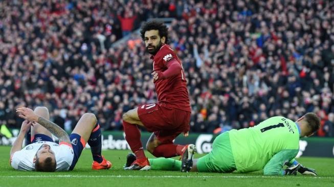 Pemain Liverpool Mohamed Salah (tengah) melakukan selebrasi setelah mencetak gol ketiga Liverpool melawan Bournemouth di  Anfield. Paul ELLIS / AFP