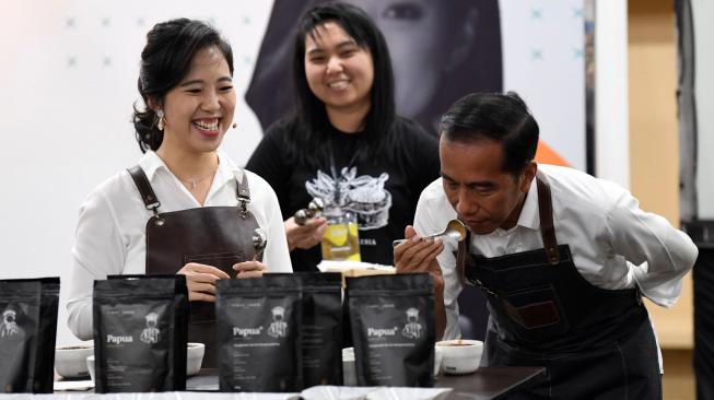 Presiden Joko Widodo mencicipi kopi saat mengikuti kelas kopi dalam Festival Terampil di Jakarta, Sabtu (9/2). ANTARA FOTO/Puspa Perwitasari