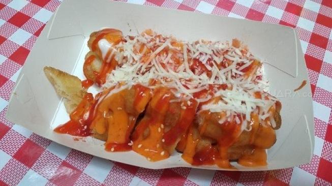 Cakwe Singapura dengan topping saus dan keju diminati pengunjung di Festival Kuliner Glodok. (Suara.com/Ririn Indriani)