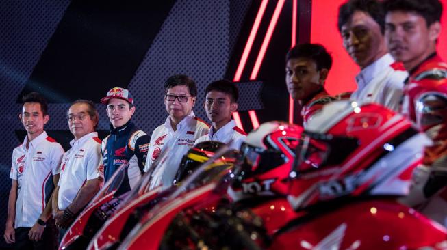 President Director AHM Toshiyuki Inuma (kedua kiri), Executive Vice President Director AHM Johannes Loman (keempat kiri), pembalap MotoGP Marc Marquez (ketiga kiri), pembalap CEV Moto2 Gerry Salim (kiri) dan pembalap CEV Moto3 Mario Suryo Aji (kelima kiri) menghadiri acara peluncuran komposisi tim balap Astra Honda Racing Team (AHRT) di Bandung, Jawa Barat, Sabtu (9/2). ANTARA FOTO/M Agung Rajasa