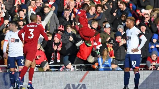 Striker Liverpool Sadio Mane (tengah) merayakan gol pembuka kemenangan timnya atas Bournemouth di Anfield dalam laga Liga Inggris. Paul ELLIS / AFP