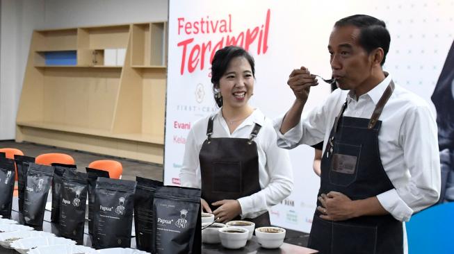 Presiden Joko Widodo mencicipi kopi saat mengikuti kelas kopi dalam Festival Terampil di Jakarta, Sabtu (9/2). ANTARA FOTO/Puspa Perwitasari