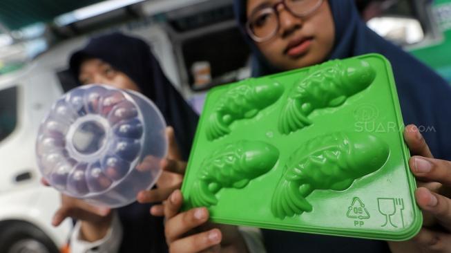 Petugas Badan Pengawasan Obat dan Makanan (BPOM) mensosialisasikan kepada warga jenis makanan dan produk kosmetik saat peringatan HUT ke-18 BPOM di Sarinah, MH Thamrin, Jakarta, Minggu (10/2). [Suara.com/Muhaimin A Untung]