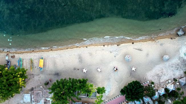 Sejumlah wisatawan mengunjungi objek wisata Pantai Dulanga di Kabupaten Gorontalo, Gorontalo, Sabtu (9/2). ANTARA FOTO/Adiwinata Solihin