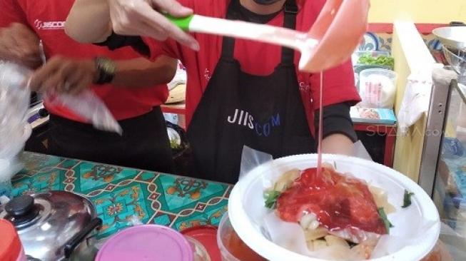 Rujak Shanghai Encim di Festival Kuliner Glodok di Mal Ciputra Jakarta, rasanya unik. (Suara.com/Ririn Indriani)