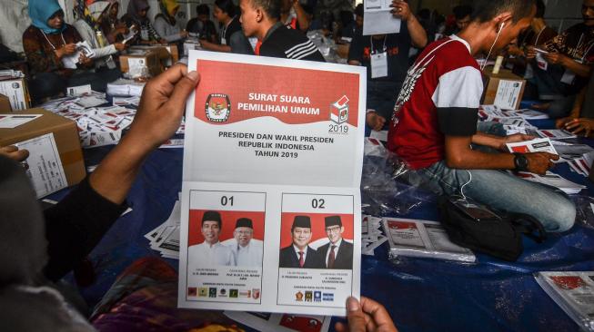 Sejumlah petugas melipat surat suara Pemilihan Presiden dan Wakil Presiden di Gudang Logistik KPU Kota Tasikmalaya, Jawa Barat, Senin (11/2). [ANTARA FOTO/Adeng Bustom]