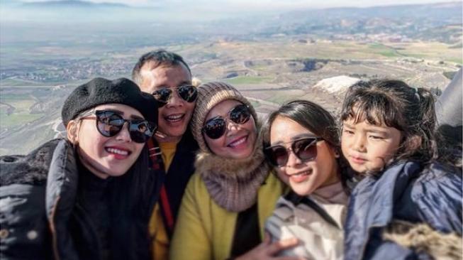 Ayu Ting Ting berlibur bersama keluarga di Turki. (Instagram)