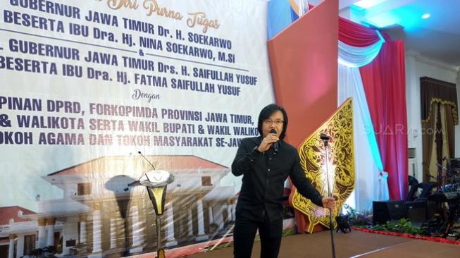 Musisi Ari Lasso meriahkan acara perpisahan Gubernur Jatim Soekarwo di Gedung Grahadi, Surabaya, Jawa Timur, Senin (11/2/2019) malam. [Suara.com/Achmad Ali]