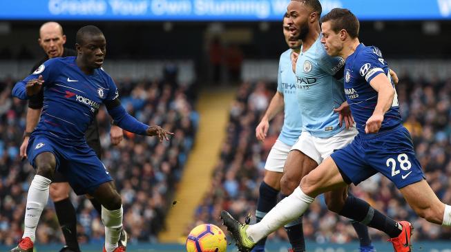 Bek Chelsea Cesar Azpilicueta (kanan) dan gelandang Chelsea asal N'Golo Kante (kiri) bersaing memperebutkan bola dengan gelandang Manchester City Raheem Sterling (tengah) selama pertandingan sepak bola Liga Premier Inggris antara Manchester City melawan Chelsea di Stadion Etihad, Manchester, Inggris, Minggu (10/2). [Oli SCARFF / AFP]