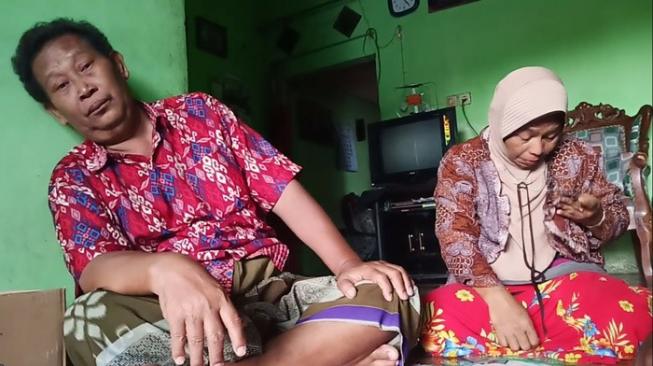 Ibu dan Ayah Guru Nur Khalim Nangis Lihat Anaknya Dilecehkan Siswa