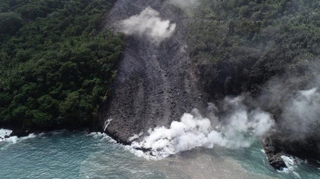 Penampakan Erupsi Gunung Karangetang yang Bikin Ratusan Warga Terisolir