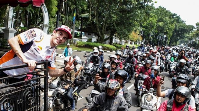 Rider MotoGP Marc Marquez (kiri) berkeliling kota Bandung menggunakan Bandros (Bandung Tour on Bus) dalam Bandung, Jawa Barat, Sabtu (9/2/2019). Marc Marquez datang ke Bandung usai menjalani tes pramusim MotoGP di dalam Sepang, Malaysia. [ANTARA FOTO/Jessica].