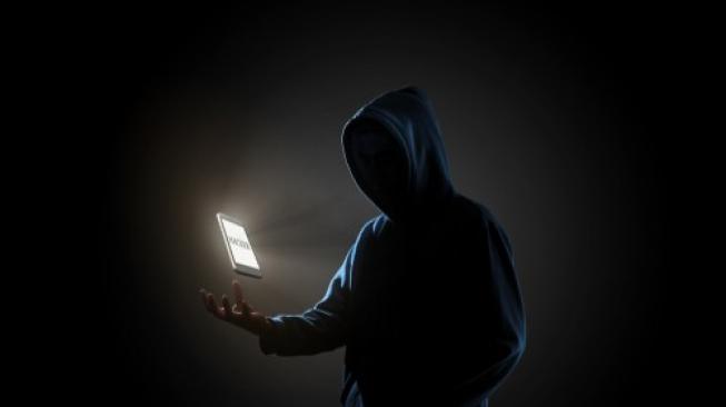 Ilustrasi hacker atau peretas dan sebuah ponsel. [Shutterstock]