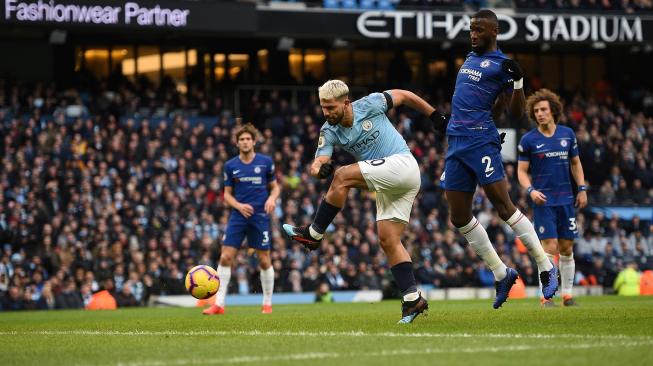 Striker Manchester City Sergio Aguero menendang bola ke gawang Chelsea selama pertandingan sepak bola Liga Premier Inggris antara Manchester City melawan Chelsea di Stadion Etihad, Manchester, Inggris, Minggu (10/2). [Oli SCARFF / AFP]
