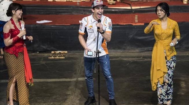 Pebalap MotoGP Marc Marquez (tengah) bernyanyi menghibur penggemarnya saat berkunjung di Saung Angklung Udjo, Bandung, Jawa Barat, Minggu (10/2/2019). Marc Marquez dikenalkan dan bermain alat musik tradisional angklung yang terbuat dari bambu tersebut [ANTARA FOTO/M Agung Rajasa].