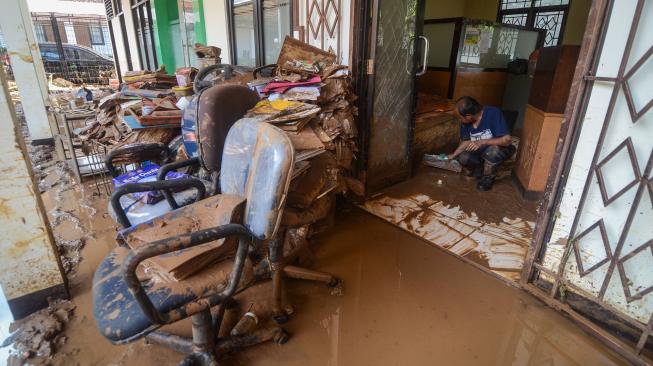 Suasana pascabanjir bandang yang terjadi di Pasir Jati, Cilengkrang, Kabupaten Bandung, Jawa Barat, Senin (11/2). [ANTARA FOTO/Raisan Al Farisi]