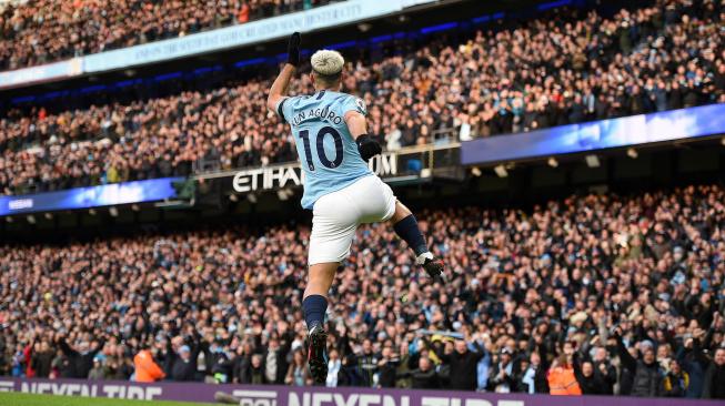 Striker Manchester City Sergio Aguero merayakan golnya usai mencetak gol ke gawang Chelsea selama pertandingan sepak bola Liga Premier Inggris antara Manchester City melawan Chelsea di Stadion Etihad, Manchester, Inggris, Minggu (10/2).[Oli SCARFF / AFP]