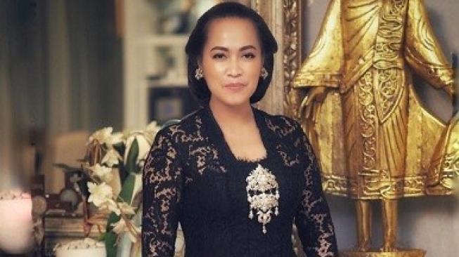 Kisah Vera Anggraini Desainer Yang Jatuh Cinta Dengan Kebaya