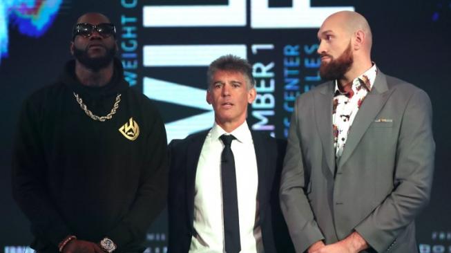 Juara dunia kelas berat WBC, Deontay Wilder (kiri), bersama penantangnya Tyson Fury (kanan) dalam konferensi pers jelang pertarungan di London, Inggris, Senin (1/10/2018). [AFP/Daniel Leal-Olivas]