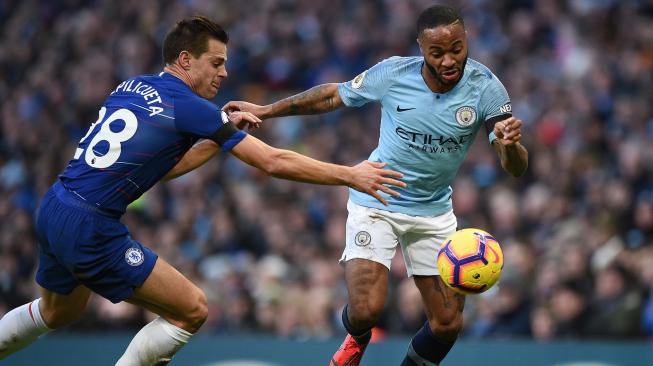 Bek Chelsea Cesar Azpilicueta (kiri) mencoba menghadang pemain tengah Manchester City Raheem Sterling selama pertandingan sepak bola Liga Premier Inggris antara Manchester City melawan Chelsea di Stadion Etihad, Manchester, Inggris, Minggu (10/2). [Oli SCARFF / AFP]