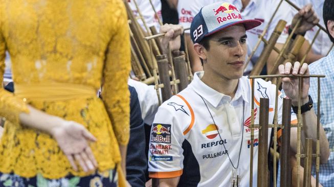 Pebalap MotoGP Marc Marquez memainkan angklung saat kunjungan di Saung Angklung Udjo, Bandung, Jawa Barat, Minggu (10/2). [ANTARA FOTO/M Agung Rajasa]