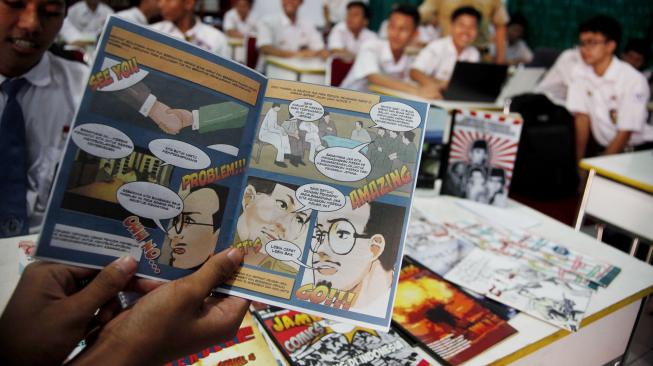 Siswa mengikuti praktik membuat komik sejarah di Madrasah Aliyah Negeri (MAN) 1 Solo, Jawa Tengah, Senin (11/2). . [ANTARA FOTO/Maulana Surya]
