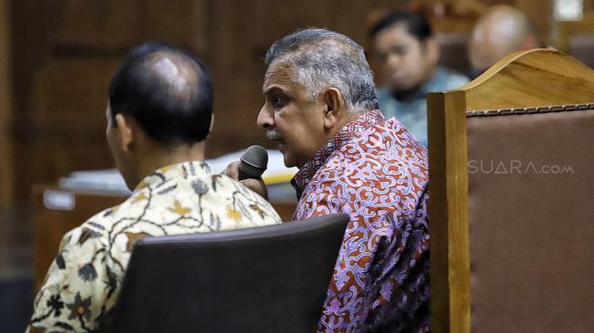 Direktur Utama PLN Sofyan Basir memberi keterangan saksi saat sidang terdakwa kasus dugaan suap proyek PLTU Riau-1 Idrus Marham di Pengadilan Tipikor, Jakarta, Selasa (12/2).  [Suara.com/Muhaimin A Untung]