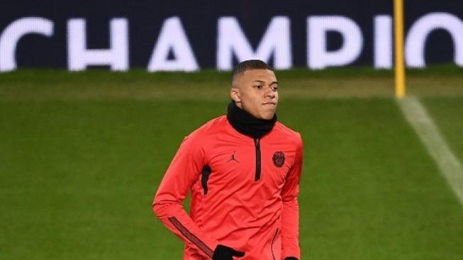 Pemain depan Paris Saint Germain Kylian Mbappe melakukan latihan di Old Trafford dalam persiapan menghadapi Manchester United di leg pertama babak 16 besar Liga Champions. FRANCK FIFE / AFP