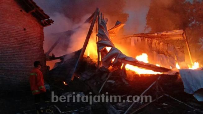 Kebakaran Gudang Tisu, Warga Panik Dengar Ada Suara Seperti Tumbukan Batu