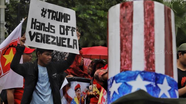 Sejumlah massa Gabungan Solidaritas untuk Venezuela melakukan aksi di depan Gedung Kedubes Amerika, Jakarta, Selasa (12/2). [Suara.com/Muhaimin A Untung]