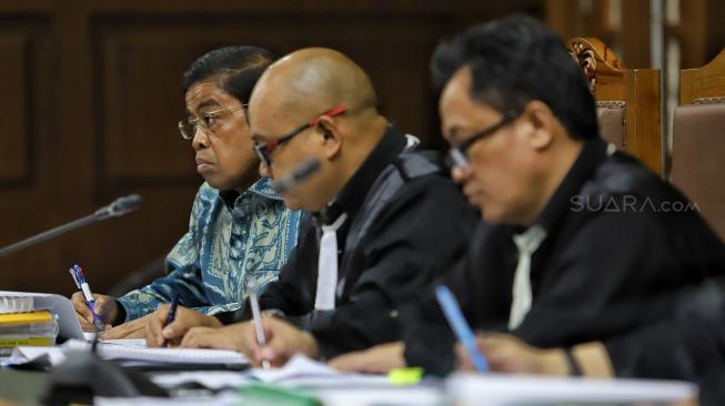 Terdakwa kasus dugaan suap proyek PLTU Riau-1 Idrus Marham menjalani sidang lanjutan di Pengadilan Tipikor, Jakarta, Selasa (12/2). [Suara.com/Muhaimin A Untung]