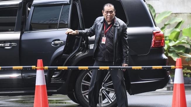 Ketua Komisi III DPR Kahar Muzakir bersiap menjalani pemeriksaan di gedung KPK, Jakarta, Selasa (12/2). [ANTARA FOTO/Hafidz Mubarak]