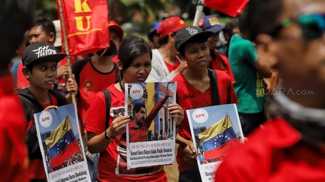 Sejumlah massa Gabungan Solidaritas untuk Venezuela melakukan aksi di depan Gedung Kedubes Amerika, Jakarta, Selasa (12/2). [Suara.com/Muhaimin A Untung]