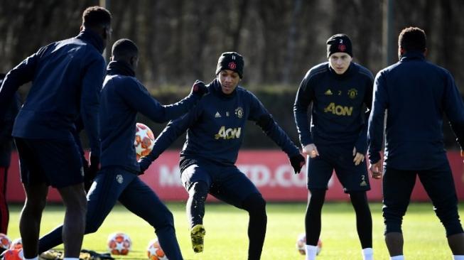 Anthony Martial (tengah) dan para pemain Manchester United lainnya melakukan latihan di kompleksi Latihan Carrington di Manchester. FRANCK FIFE / AFP