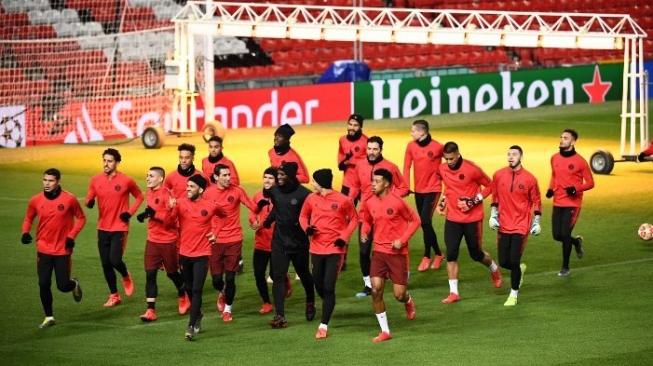 Para pemain Paris Saint Germain melakukan sesi latihan di Old Trafford sebelum menghadapi Manchester United di Liga Champions. FRANCK FIFE / AFP